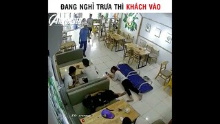 Đang Nghỉ Trưa Thì Khách Vào