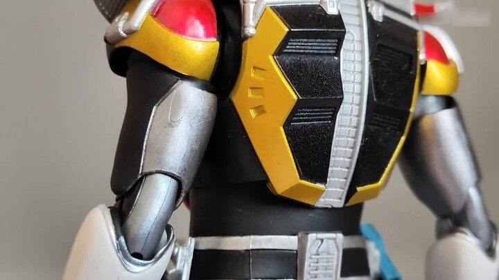 Sekotak ukiran tulang asli dengan dua bentuk! Bentuk Pedang Suci & Tombak Suci Bandai SHF Kamen Ride