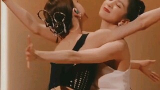 藏在那些高糊的感情里，在无人的角落里，有更多浪漫秘密。