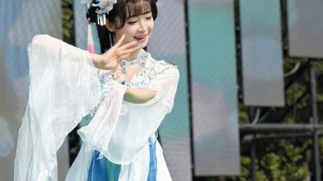 Finally I saw Teacher Zi Yan's live dance, it was my favorite "Falling Flower Love"
