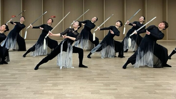 Classical sword dance "Left Hand Pointing to the Moon" | JXYTOD Xiaoyu original dance