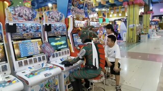 Playing Ultraman Arcade Machine, Being Recognized by a Child and Being "Touched" on the Head to Deat