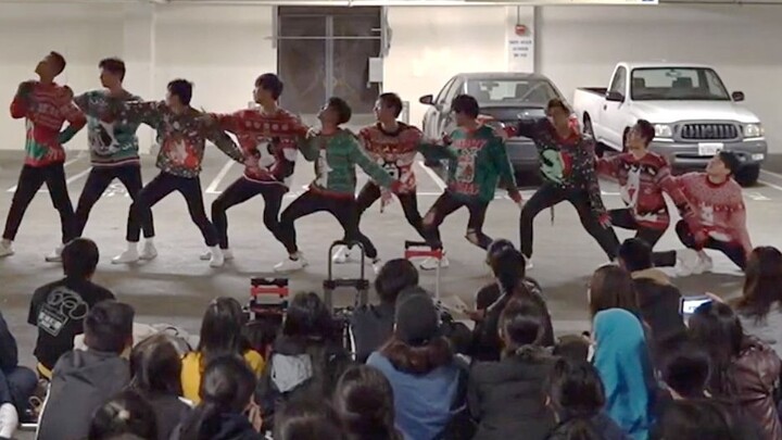 Sampul edisi terbatas Malam Natal dari boy band beranggotakan 10 orang dari Berkeley, TWICE, "Feel S