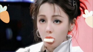 Cô ấy có vẻ thực sự biết rằng cô ấy dễ thương