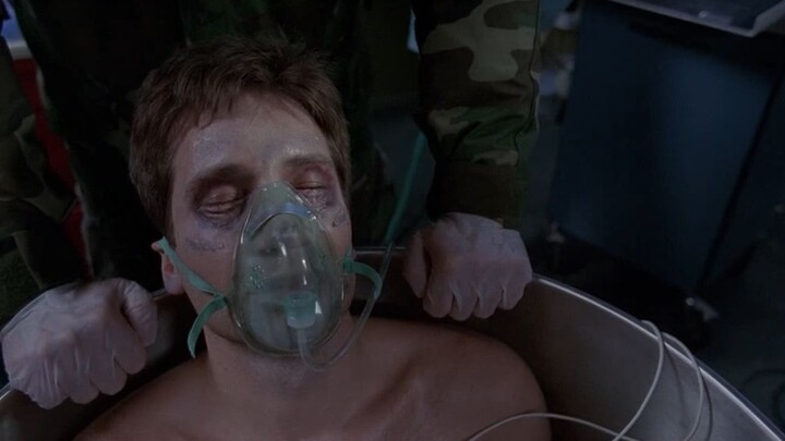 《X档案》男主不幸感染外星病毒，只有低温环境才能让病毒休眠