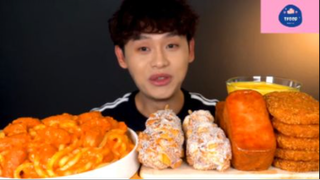 Mukbang mỳ cay và xúc xích phomai #anngon