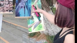 Một cô gái đi đường bị thu hút bởi vẻ ngoài của Hàn Lập và tò mò hỏi: Người này là ai? Đẹp trai quá!