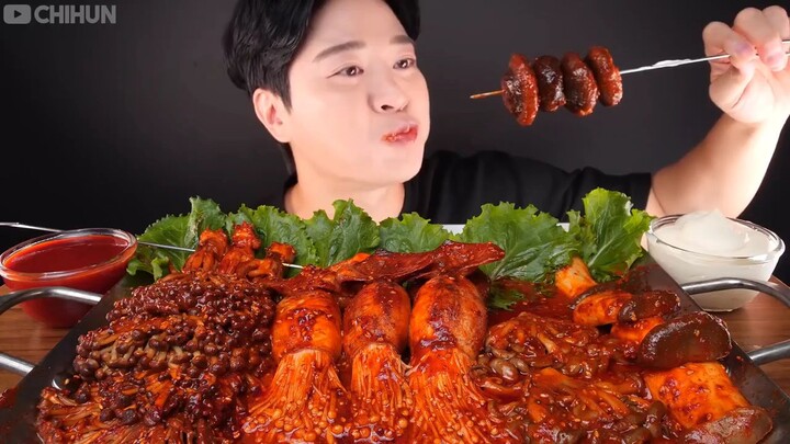 Mukbang Spicy Mushrooms and Squid... Yummy 😋 Yt Chihun ASMR 치훈