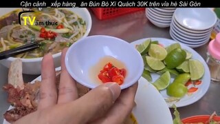 Cận cảnh _xếp hàng_ ăn Bún Bò Xí Quách 30K trên vỉa hè Sài Gòn p13