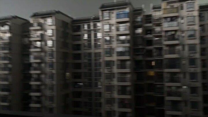 “有人困在雨里，有人在雨中赏雨~”