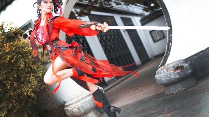 Dress like Hua Mulan and dance with two swords!