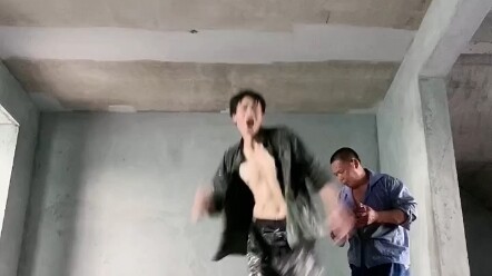 After get off work, the migrant workers who love dancing come again, and their clothes are wet from 