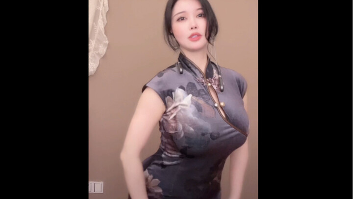 Saat cheongsam bertemu dengan mutiara yang bergerak lambat dan batu giok bulat, cheongsam melembapka