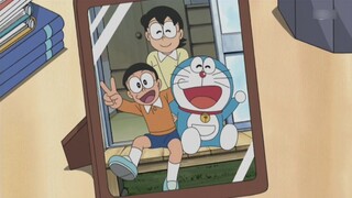 In order to reward their hard-working father, Nobita and Dora raised a group of wine bottles.