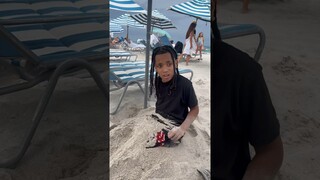 Stuck in beach sand😩😂 #shorts #funny #viral #siblings