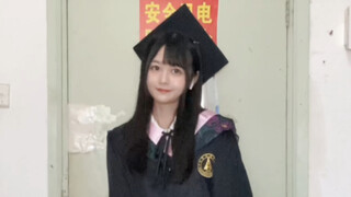 Qianqian tried on the bachelor's uniform! ! !