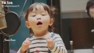 cute girl singing a Japanese song😘