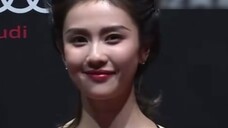 รูปร่างของชุดนอนผ้าไหมปั่นสีดำของ Bailu มองเห็นและควบคุมได้ชัดเจน!