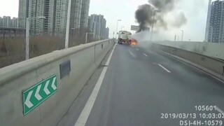 逆行上桥的洒水车，秒变救火消防车