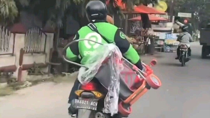 BANYAKIN SENYUM DAN BERSYUKUR