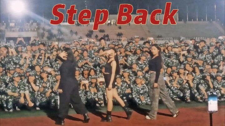 [Pertunjukan Latihan Militer] Trio Step Back tampil di atas panggung di hadapan ribuan orang untuk p