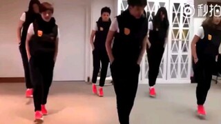 王霜才艺表演翻跟斗+鬼步舞（真的很喜欢看她跳舞）
