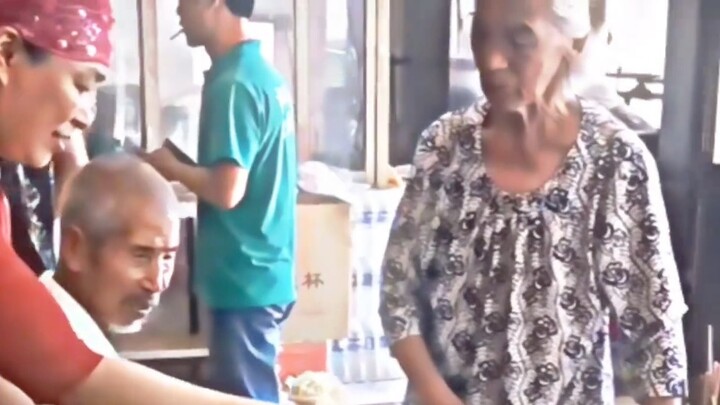 "Cinta tidak pernah membedakan usia"