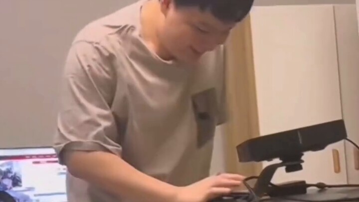 Brother Xishun cleans the glass