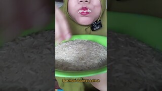 DYMA |ASMR RAW RICE EATING |Makan Beras | asmrrawriceeating| #asmrsounds  #asmr #shorts #mukbang(1)