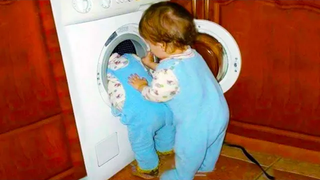 พี่น้องที่น่ารักเล่นด้วยกันสนุกล้มเหลว AFV