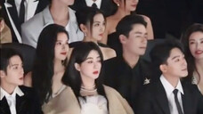 Yang Zitanjianci, Zhang Wanyi, Zhang Jingyi, Hu Yitian và Zhong Chuxi đều đứng chung khung hình tại