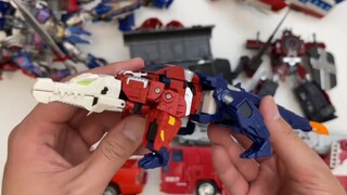 Model buaya berubah menjadi action figure Optimus Prime yang dipamerkan