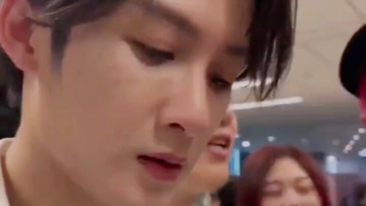 [Tan Kenci] So close that you can even see the stubble. What’s the difference between this and lying