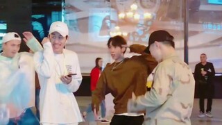 4 คน “รังแก” คนคนเดียว นี่เขาเป็นฮีโร่ประเภทไหนกัน!