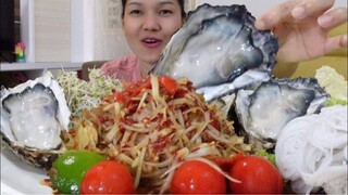 ส้มตำเผ็ดๆกับหอยนางรมตัวใหญ่ๆอวบๆ เด้งๆ ขนมจีน อัลฟัลฟ่า