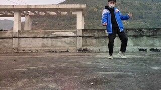 Học sinh trung học cơ sở nhảy theo bài hát "Roar" của EXO, quay trở lại với giai điệu kinh điển.