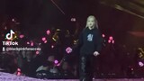 rosé accidentally drop her mic in London concert day1 ( Black Pink concert in London day1 2022)