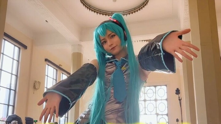 When a boy cosplays as Hatsune Miku and goes to a comic convention!