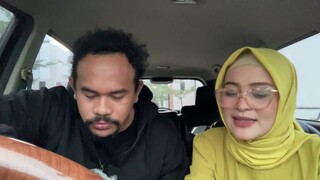Makan nasi kotak sama istri