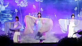Aku tidak ada kegiatan hari ini, jadi aku mendengarkan musik di rumah bordil, merangkai bunga, dan b