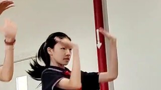 Siswa SMP menari boneka beruang