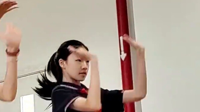 นักเรียนมัธยมต้นเต้นหมีเท็ดดี้