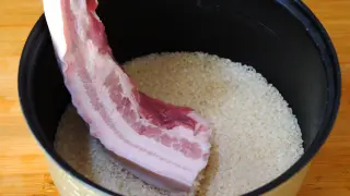 Put pork into rice and make your braised pork rice