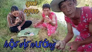 vợ chồng TƯ đi lượm hột vịt nướng ăn vui quá!