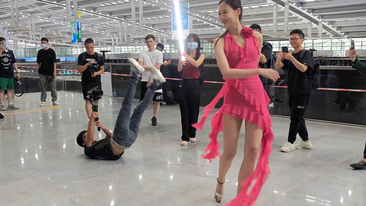 The photographers at the Shenzhen Auto Show are so crazy that I don’t know who to look at