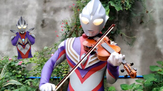 Ultraman Tiga memainkan violin