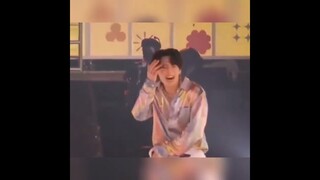 Not Jungkook forgetting the Choreography 😅 then Yoongi signals where Kookie's spot is PTD Las Vegas