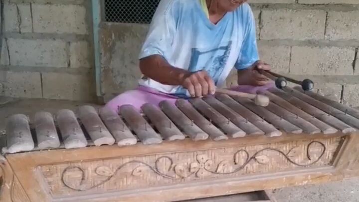 Very talented ! Music made with just bamboo 😱