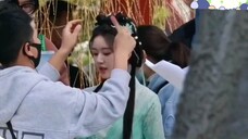 [Zhao Lusi] Fixing her hair on the set of “Goddess”.