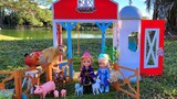 At the farm ! Elsa & Anna toddlers - Barbie - cute animals